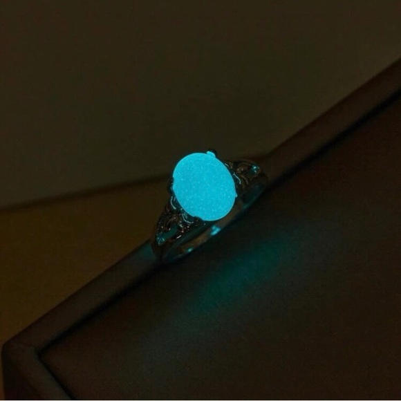 LAST ONE: Glow in the dark ring - Picture 2 of 3